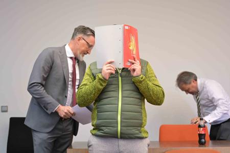 Der Angeklagte bestreitet die Vorwürfe.