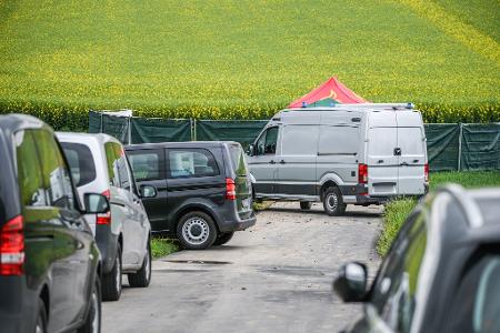 Ein Spaziergänger hatte die Leiche am Morgen auf einem Feldweg in einem landwirtschaftlichen Gebiet zwischen den Teilorten Fürfeld und Bonfeld in Bad Rappenau entdeckt.