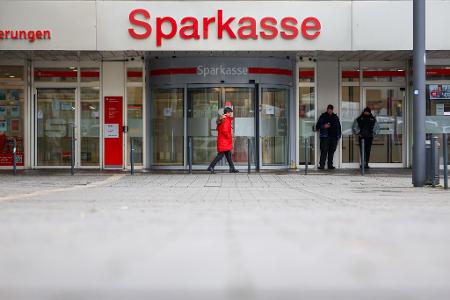 Erste Sparkassenkunden in Gelsenkirchen bekommen Dokumente aus ihren aufgebrochenen Schließfächern zurück. (Archivbild)