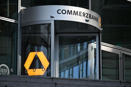 Anfang 2025 hatte die Commerzbank den Abbau von fast 4.000 Vollzeitstellen angekündigt, überwiegend in Deutschland. (Archivbild)