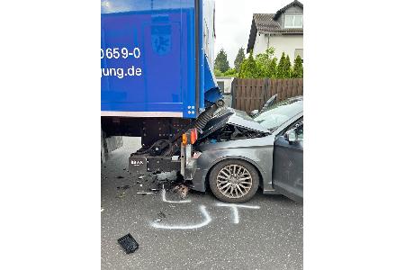 Der Audi prallte in das Heck des Lkw.