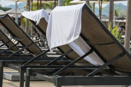 Gerichtsurteil: Urlauber bekommt Geld für blockierte Poolliegen zurück
