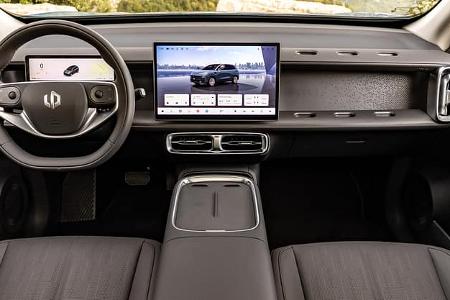 Leapmotor B10, Cockpit