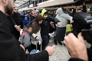 Bei der Ankunft der Frauen sei es teils zu chaotischen Szenen am Flughafen gekommen, berichten australische Medien. 