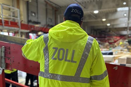 Der Bielefelder Zoll kontrollierte wie in diesem Paketzentrum im Rahmen einer bundesweiten Schwerpunktprüfung Beschäftigte in der Kurier-, Express- und Paketbranche/Foto: Hauptzollamt Bielefeld