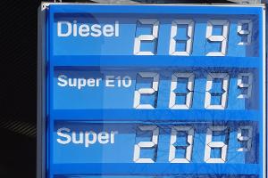 Regel umgangen: Hunderte Tankstellen erhöhen Preise auch nach zwölf Uhr