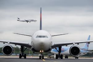 Hohe Kerosinpreise sind laut EU-Kommission kein außergewöhnlicher Umstand: Fluggäste müssen bei Flugstreichungen entschädigt werden.