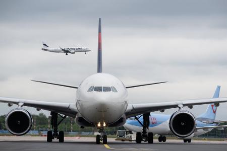 Hohe Kerosinpreise sind laut EU-Kommission kein außergewöhnlicher Umstand: Fluggäste müssen bei Flugstreichungen entschädigt werden.