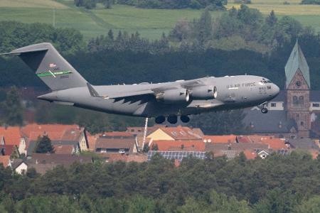 Eine Transportmaschine der US-Airforce ist im Landeanflug auf die US-Airbase Ramstein in Rheinland-Pfalz.