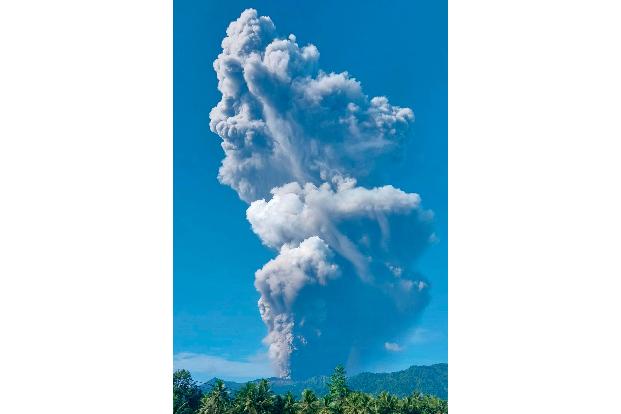 Der Dukono gehört zu den aktivsten Vulkanen Indonesiens.
