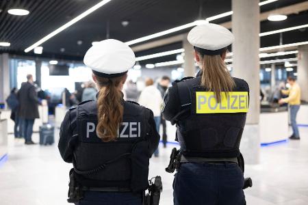Deutschland muss an seinen Flughäfen weitere Vorbereitungen treffen, um den Anforderungen des neuen europäischen Asylsystems Gerecht zu werden. (Symbolbild) 
