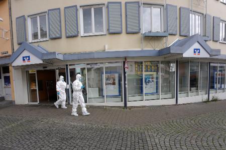 Nach der Befreiung von zwei Personen ist die Spurensicherung im Einsatz.