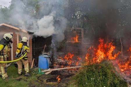 © Feuerwehr Dresden
Ein Trupp unter Atemschutz beim Löscheinsatz mit einem Strahlrohr.