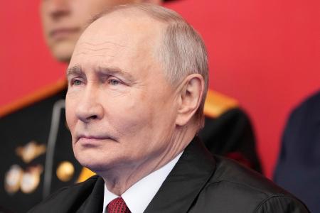 Kremlchef Wladimir Putin konnte nach einer von US-Präsident Donald Trump vermittelten Waffenruhe ungestört die Militärparade auf dem Roten Platz abnehmen. 