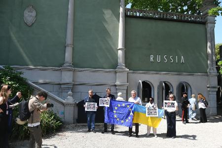 2022 und 2024 wurde der Pavillon von Russland nicht genutzt. Nun wird er wieder genutzt - wenn auch unter besonderen Bedingungen.