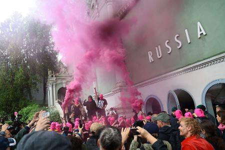 Die Gruppierungen Pussy Riot und Femen haben schon vor dem offiziellen Biennale-Start farbenfroh gegen Russlands Anwesenheit demonstriert.