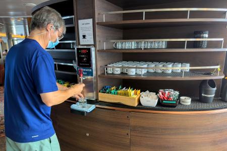 Ein Passagier auf dem vom Hantavirus betroffenen Kreuzfahrtschiff bedient sich während der Fahrt nach Teneriffa mit Wasser.