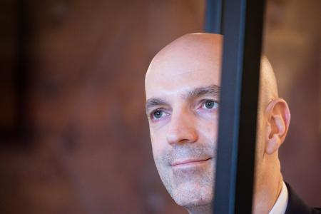 Nach Angaben des Virologen Schmidt-Chanasit scheint enger und längerer Kontakt zu Erkrankten entscheidend für eine Übertragung von Mensch-zu-Mensch zu sein. (Archivbild)