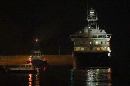 Das vom Hantavirus heimgesuchte Kreuzfahrtschiff Hondius ist in Teneriffa eingetroffen.