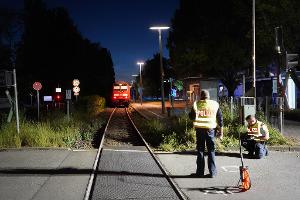 Nach dem Unfall vermessen Polizisten die Unglücksstelle. 