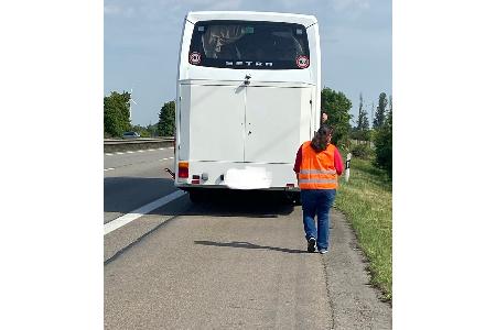 Defekter Reisebus mit Fahrerin