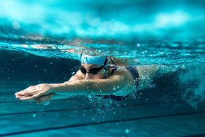Mehr Power im Wasser: Die ideale Ernährung für Freizeitschwimmer