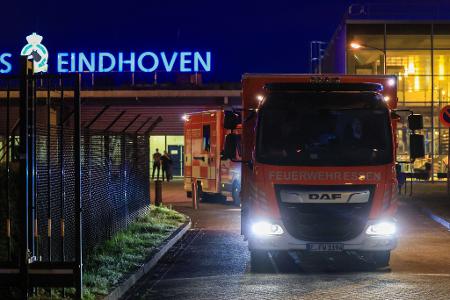 Von Eindhoven aus werden vier deutsche Passagiere der "Hondius" nach Frankfurt gebracht.