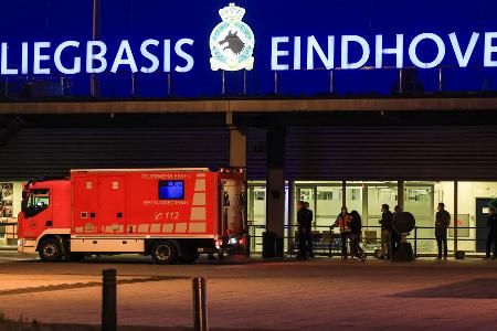 Am Flughafen in Eindhoven warteten bereits Rettungswagen auf die deutschen Passagiere.