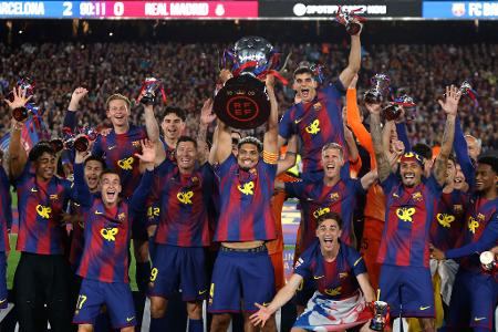 Die Spieler des FC Barcelona heben die Trophäe nach dem Sieg gegen Real Madrid und dem Gewinn des spanischen Meistertitels.