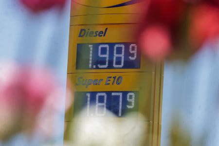 Zum ersten Mal seit Anfang März hat Diesel im bundesweiten Tagesdurchschnitt wieder weniger als 2 Euro gekostet. (Archivbild)