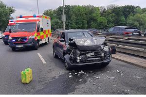 Zerstörtes Fahrzeug nach Auffahrunfall.