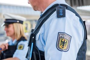 Symbolbild der Bundespolizei, Eine Streife spricht eine Person an