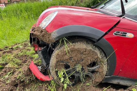 Der Pkw geriet in einen Straßengraben. Foto: Polizei Minden-Lübbecke