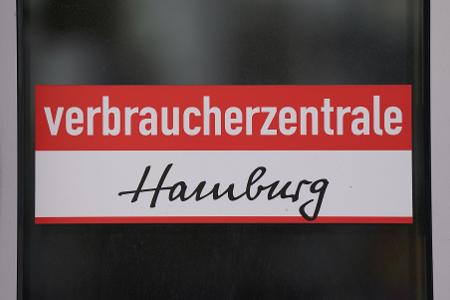 Die Verbraucherschützer sehen Hinweise für eine versteckte Preiserhöhung bei Ritter Sport. (Archivbild)