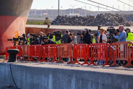 Zahlreiche Reporter berichteten im Hafen von Granadilla über die Evakuierung. 
