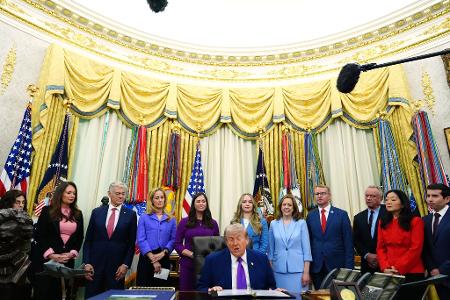 Die Waffenruhe hängt laut Trump am seidenen Faden.
