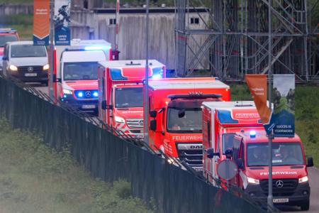 Rettungswagen aus Deutschland holten die deutschen Passagiere am Flughafen Eindhoven ab. 