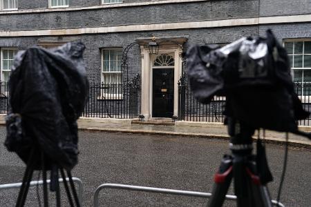 Vor der Downing Street wird auf eine Entscheidung gewartet. 