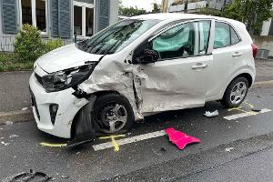 Ein beschädigter Pkw auf der Kölner Straße