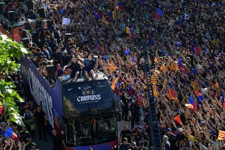Flick mit dabei: Barca lässt sich bei Busparade feiern