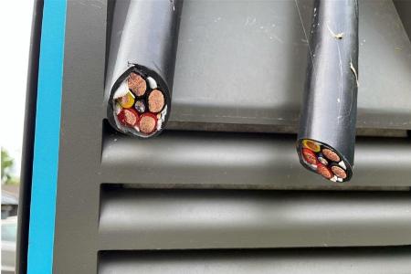 Durchtrennte Kabel