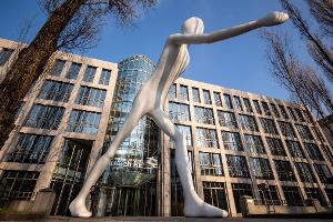 Die Skulptur "Walking Man" vor einem Verwaltungsgebäude der Munich Re. Für den Dax-Konzern liefen die Geschäfte im ersten Quartal erfreulich. (Symbolbild) 