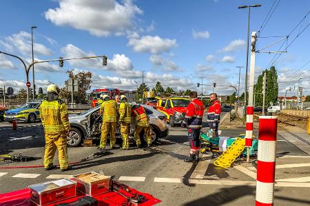 © Feuerwehr Dresden, Feuerwehr und Rettungsdienst arbeiten am Unfallfahrzeug
