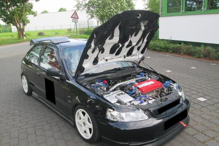Das Auto wurde auf einem Anhänger abtransportiert. Foto: Polizei Minden-Lübbecke
