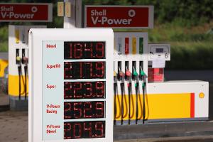 Die Preistafel an einer Shell-Tankstelle an der Autobahn 59 zeigt für Diesel einen Preis von 1,849 Euro pro Liter an.