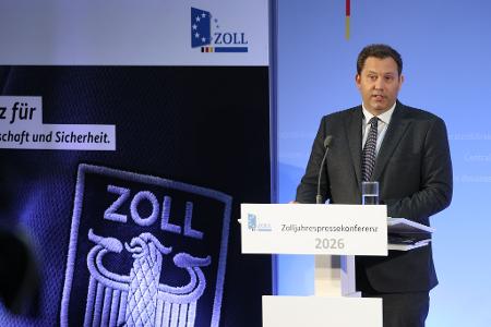 Bundesfinanzminister Klingbeil auf dem Flughafen Leipzig/Halle. Der deutsche Zoll soll gestärkt werden.