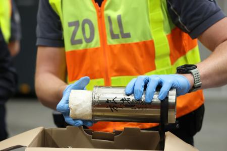 Zollbeamte finden bei einer Durchsuchung 500 Gramm Kokain, das in einer Thermoskanne versteckt ist.