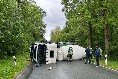 Umgekippter Betonmischer auf der Landstraße 181