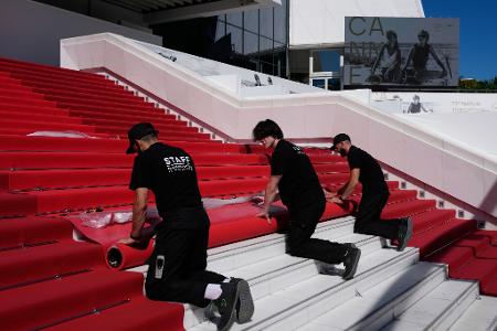 Cannes: Der rote Teppich kommt – Crew bereitet das Palais des Festivals für die Eröffnung der 79. Filmfestspiele vor