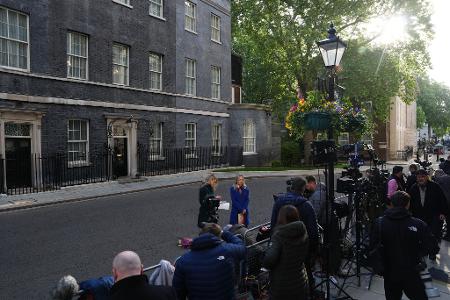 Zahlreiche Reporter versammelten sich vor der 10 Downing Street.